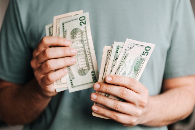 hands counting money | Specialized Memphis hands counting money