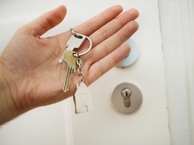Hand holding a key connected to a house-shaped keychain | Specialized Memphis Hand holding a key connected to a house-shaped keychain