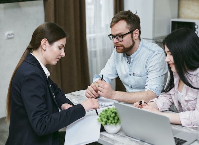 image-2 | Specialized Memphis Loan provider discussing a loan with a couple at a desk