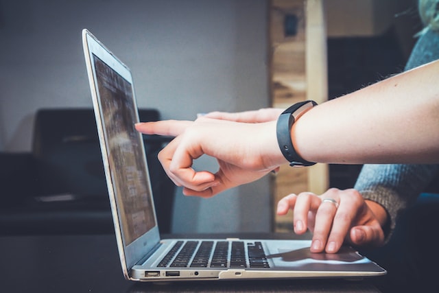 john-schnobrich-FlPc9_VocJ4-unsplash | Specialized Memphis Close up of two people's hands pointing at a laptop screen
