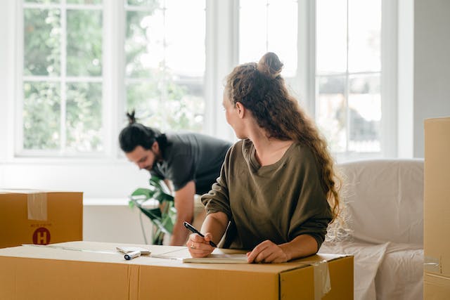 pexels-ketut-subiyanto-4246191 | Specialized Memphis Two people packing moving boxes together