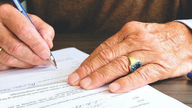 pexels-matthias-zomer-618158 | Specialized Memphis Close up of a hand signing a lease