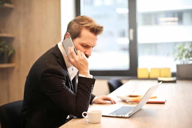 make phone call | Specialized Memphis a working man on phone call