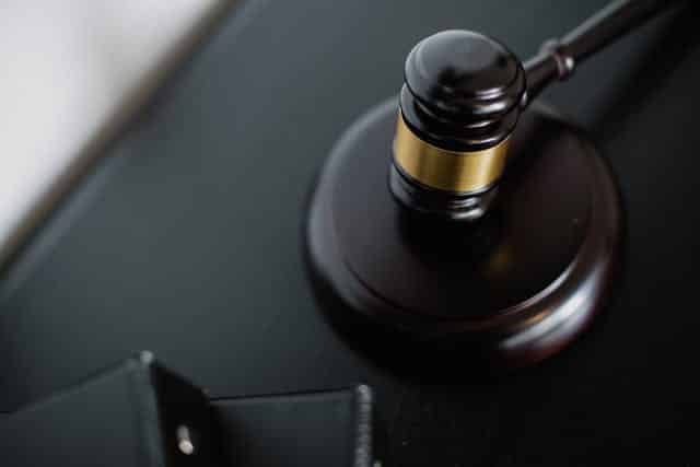 pexels-sora-shimazaki-5668481 6 | Specialized Memphis gavel on a black desk