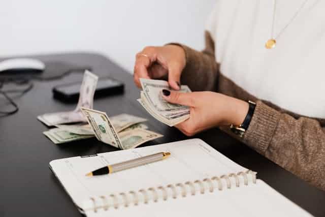 pexels-karolina-grabowska-4475523 14 | Specialized Memphis person counting cash at a desk