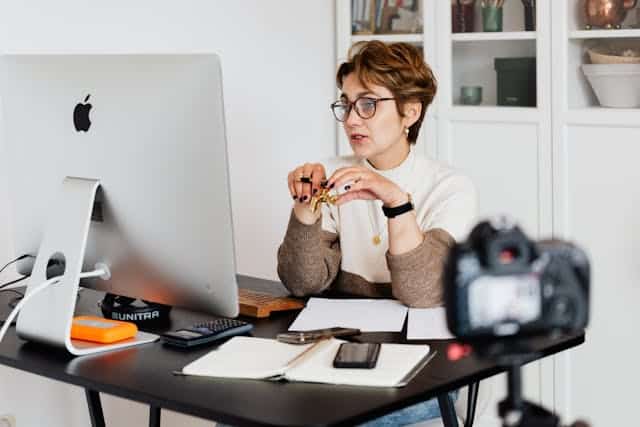pexels-karolina-grabowska-4491461 | Specialized Memphis woman using a desktop computer