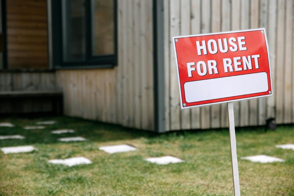 pexels-ivan-samkov-8962344 4 | Specialized Memphis red and white "house for rent" sign in a front lawn