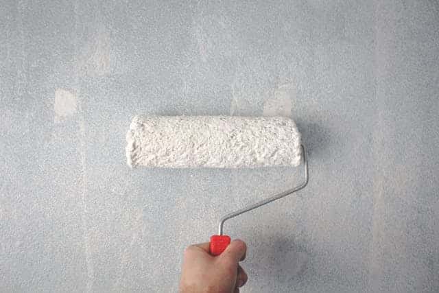 hand holding paint roller | Specialized Memphis hand holding paint roller